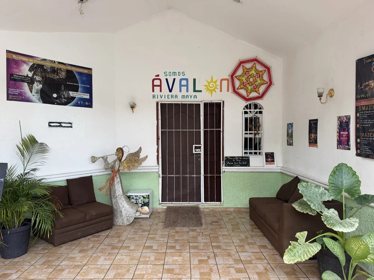Entrada de Casa ÁVALON, con plantas y el nombre SOMOS ÁVALON sobre la puerta
